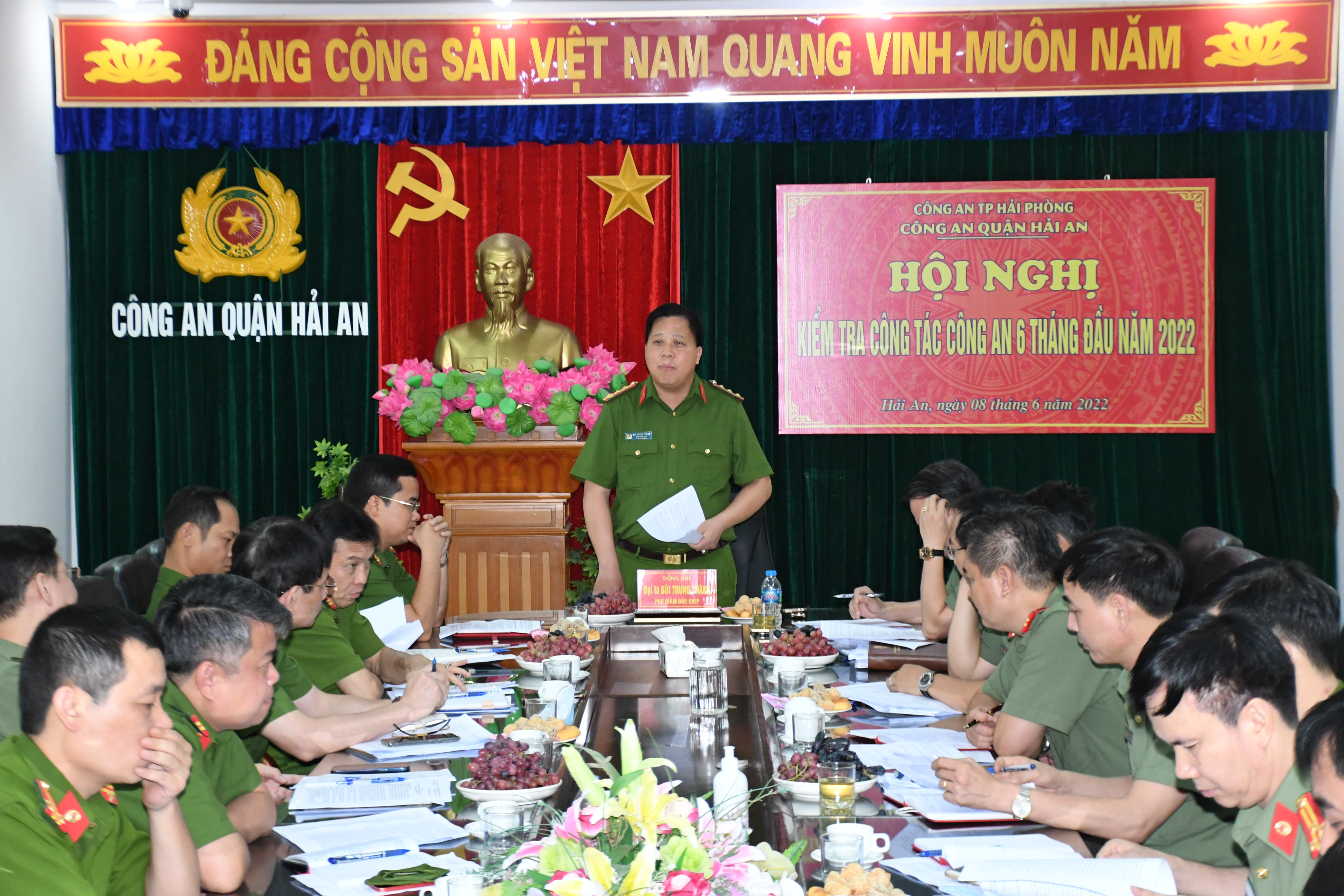 Đại tá Bùi Trung Thành - Phó Giám đốc CATP kiểm tra công tác 6 tháng Công an quận Hải An